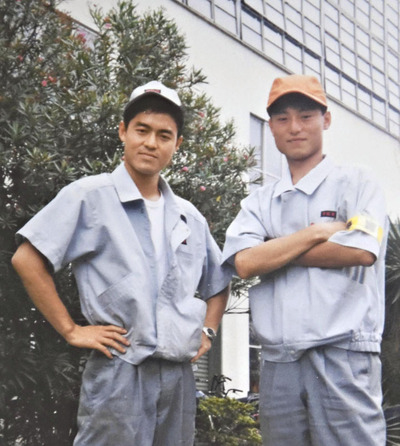 大手ファスナーメーカー社員時代の私（左）。夢だった海外赴任にこぎ着けることができた