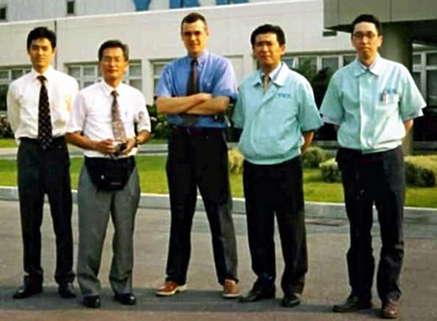 海外に赴任してから朝から晩まで仕事をしていた私（左）。時間がたつに連れ、家族に異変が現れていた