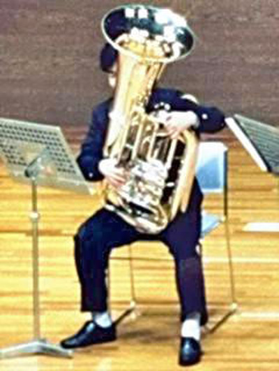 コンクールでチューバを演奏する高校時代の私。部活漬けの日々を送っていた