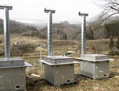 会津山塩企業組合設立時の工場。屋外に設置された３基の釜で製塩し、生産量は現在の５分の１の年間約１トンだった