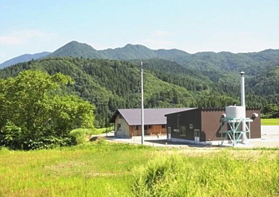 山々に囲まれた現在の工場。奥の製造棟は仮設住宅の解体資材を再利用して建てられた
