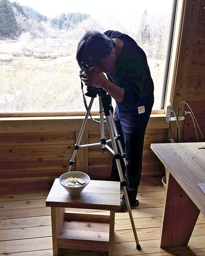 商品パッケージのデザインなどを手がけてもらっている男性。商売のことだけでなく、ものの考え方も教えてくれる