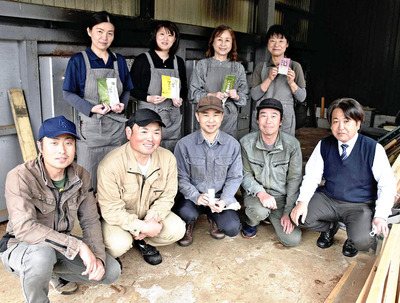 従業員に囲まれ、笑顔を見せる私（前列中央）。山塩の再スタートを任された者の一人として、感謝を胸に塩作りを続けていきたい