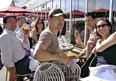 会社の休職制度を利用し、シアトルに留学していた頃の私（中央）。ビール文化に触れ、後にビールビジネスをすることになるとはこの時には思ってもいなかった