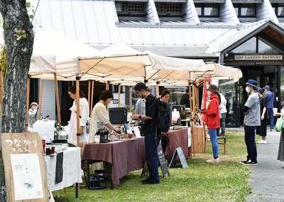 大勢の人でにぎわう「つながりマルシェ」。都路を盛り上げようという思いが広がっている