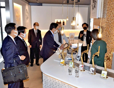 「ホップジャパンタップルームいわき」の内覧会の様子。手軽にビールを味わってもらおうと、立ち飲みスタイルを採用した＝４月