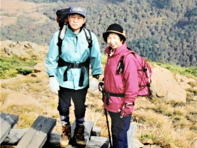 登山を楽しむ私（左）と妻の絹子。登山も人生も焦らずに着実に歩を進めることを考えている