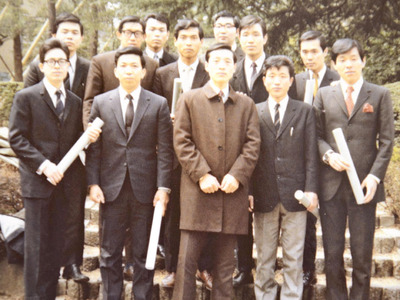 国学院大の卒業式後に撮影した同級生との集合写真に写る私（前列中央）。この後に人生の分かれ道を迎えるとは思いもよらなかった