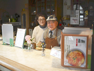 「みんなにかわいがってもらってありがたい」とカウンターに立つ田原実さん、克子さん夫妻（矢内靖史撮影）