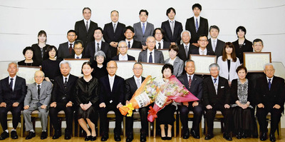 昨年の創業５０年を祝い記念撮影。従業員や退職者らに囲まれて感無量だった