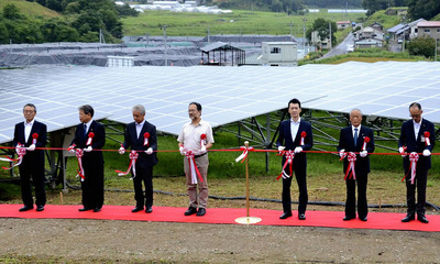 ２０１５年８月、川俣町山木屋に建設した大規模太陽光発電所の落成式に出席した。一番左端に立ち、テープカットをさせてもらった