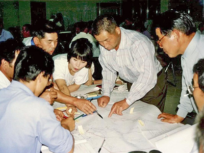 飯舘村の第４次総合振興計画の地区別計画策定・推進委員による勉強会の様子。地域づくり活動に参加することで、村外出身の私が村で暮らすということを真剣に考えられるようになった（飯舘村提供）