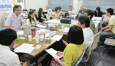 写真＝いわき市勿来地区のまちづくり計画について意見を交わす「勿来ひと・まち未来会議」のメンバー。会社員や主婦、学生などさまざまな立場の人で構成している