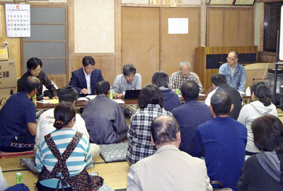 小浜公民館で行われた意見交換会に臨む私（右から２人目）。津波で家を流された住民と生活再建に向けて話し合った