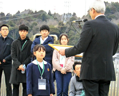 モニュメントの名称募集で栄冠に輝いた佐川さんに表彰状を贈呈する私（右）。「私たちのきおくをみらいへともにとどける」の頭文字から「きみと」が選ばれた