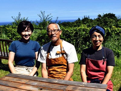 ナックルズカフェのスタッフと私（中央）。新型コロナウイルス禍を経て、少しずつ明るい兆しが見え始めている