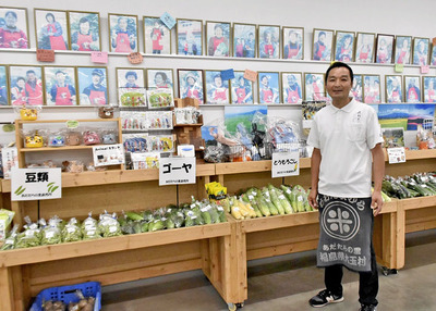 直売所は一日一日が勝負。新鮮さが売りで、店頭に並ぶほとんどが農家直送の取れたて野菜だ。壁一面に広がる会員さんの笑顔を見ると元気が出る