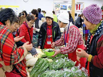新型コロナウイルス禍前に直売所で提供していた試食の様子。会員さんと消費者が直接交流する場で人気だった