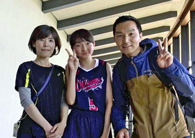 ６年前、大玉中バスケットボール部だった長女穂香良（ほがら、中央）と妻裕子と撮った写真。２人はいつも笑顔で私を支えてくれている