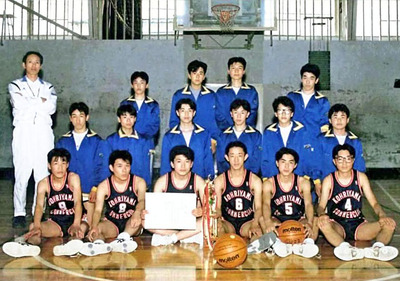 バスケットボール部で主将を務めた私（前列右端）。練習は厳しかったが、いい仲間に出会えた。高校での出会いや経験が私の原点になっている