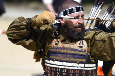 弓術に挑戦する私。さまざまな武道に挑戦し、「日本人よりも日本人」と言われるようになった