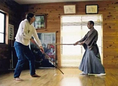 杖道の修行に励む私（左）。武道からは礼節が人をつくるということを学んだ