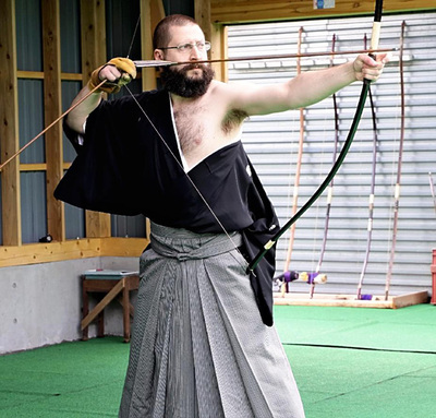 大学時代に始めた弓道をする私。弓道からは克己の精神を学ぶことができた