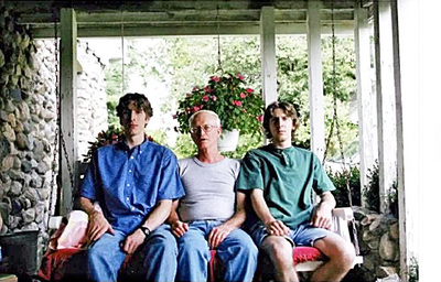 留学を終えて日本から帰国した後、兄ショーン（左）、叔父レアリー（中央）と記念撮影した私。また日本に行きたいという気持ちは日に日に増していった