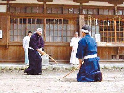 八槻都々古別神社で知心流剣術をする私（左）。豊かな自然や日本らしさがあって、お気に入りの場所の一つだ