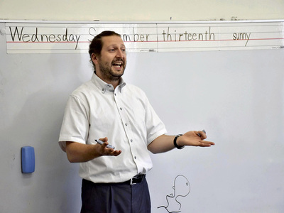 町内の小学校で授業を行う私。みんなの長所を伸ばしていけるような教師を目指し、今日も英語の楽しさや日本の素晴らしさを伝えている