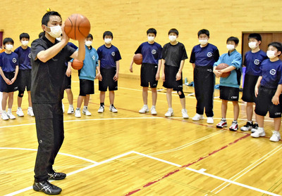 大玉中バスケットボール部の部活動指導員を務める私。教え子が楽しく競技を続けることが願いだ