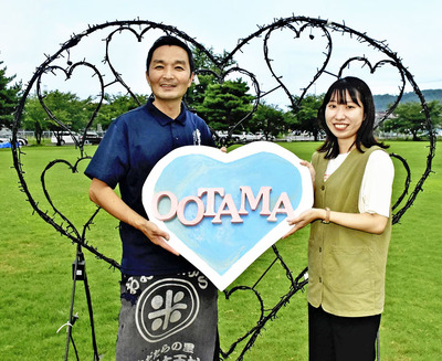 大玉村地域おこし協力隊の遠藤さん（右）。移住者向けイベントで出会った。「村のために」との志で一緒に地域を盛り上げていきたい