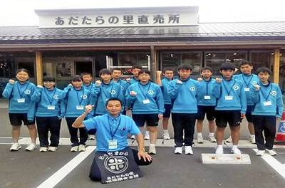 直売所での職業体験は子どもたちに好評だ。「農業は楽しい、すてきだ」と感じてほしい。その思いが「アグリ部」へと発展するのが夢だ