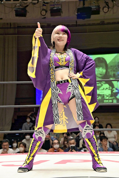 リングアナウンサーのコールを受ける私。満面の笑みで会場の声援に応える（©東京女子プロレス）