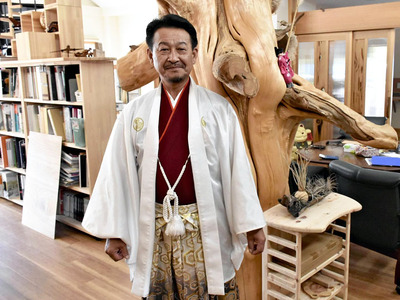 よさこい演舞の衣装を着る私。よさこいには可能性があると思う。魅力を多くの人に知ってもらいたい