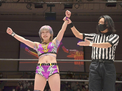 宮本選手からキャメルクラッチでギブアップを奪った。念願のシングル自力初勝利は大きな自信になった（©東京女子プロレス）