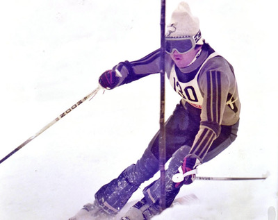 大学時代に出場した全日本学生スキー選手権アルペン競技で滑走する私。子どもの頃からスキーの練習に熱中していた＝１９７９年１月、新潟県・赤倉温泉スキー場