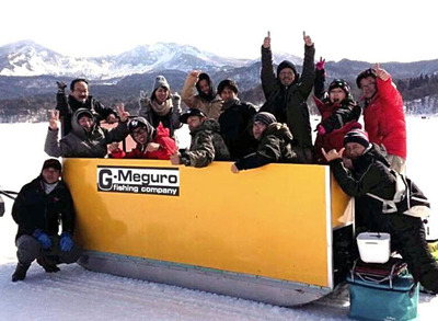 桧原湖の氷上でワカサギ釣りの常連さんたちと記念撮影する私（奥左端）。常連さんたちとのつながりで自分でも釣りをやってみようと思えた