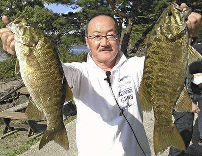 釣り上げた大物のブラックバスを手にする私。桧原湖では３０年ほど前から釣れ始め、重要な観光資源の一つになった