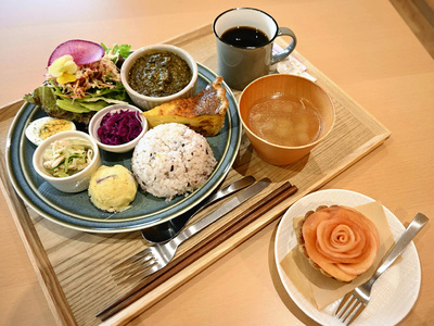 本日のランチプレート（１２００円）、ランチドリンク（奥、２００円）、ランチスイーツ（手前、３００円。ランチメニューと注文して店内飲食する場合は１００円引き）