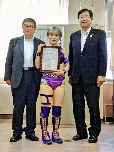 会津若松市観光大使に委嘱された私（中央）。交流サイトなどを通じて会津の魅力を発信している