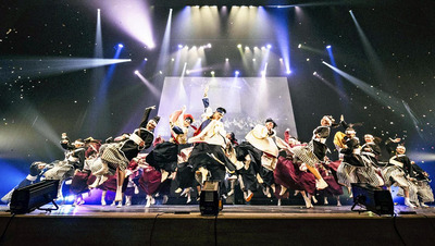 感謝公演で踊るメンバーたち。新型コロナウイルス禍で活動を休止した時期もあったが、ステージ上では躍動してくれた