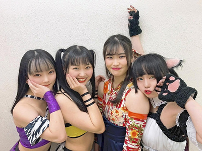 「９８年度組」の（左から）私、鈴芽選手、宮本選手、猫選手。良き仲間であり、良きライバルだ