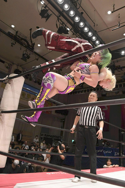 コーナーポスト上からユキさんを投げる私（手前下）。最後は敗れ、タイトルマッチへの道は閉ざされた（©東京女子プロレス）