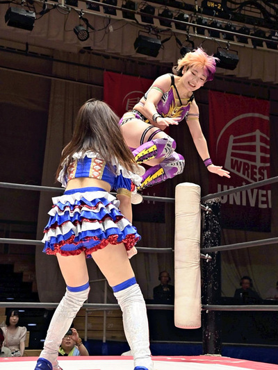 荒井優希選手に向けて「磐梯山」を放つ私（奥）。これからも夢を一つずつかなえていきたい（©東京女子プロレス）