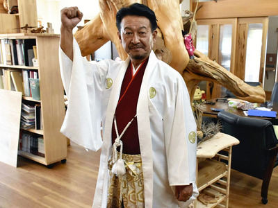 よさこいの衣装を着る私。還暦を迎えたからといって、まだまだ落ち着いてもいられない