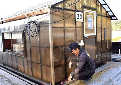 １１月１日のワカサギ釣り解禁に向けて釣り小屋の準備を進める従業員。小屋の色は環境省の規制により茶色に統一されている