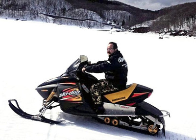 真冬の桧原湖の氷上でスノーモービルを走らせる私。桧原湖の豊かな自然のおかげで数々の厄災を乗り越えることができた