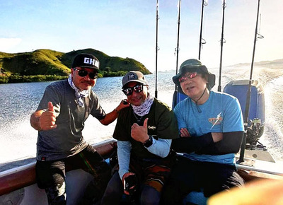 バスプロの仲間と釣り旅行に出かけた時の私（左）。常連の釣り人たちとつながりを持つことで、仕事の幅を広げることができた