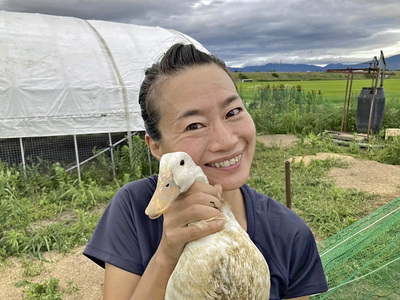 アイガモと私。約１カ月間、田んぼで一緒に働いてくれる。勝手気ままな「友達」のような存在だ